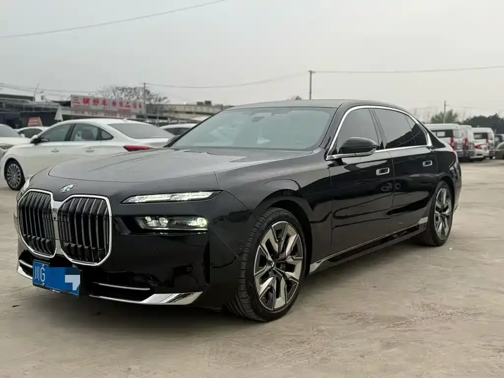 BMW 7 Series 2023 из CN, фото 1