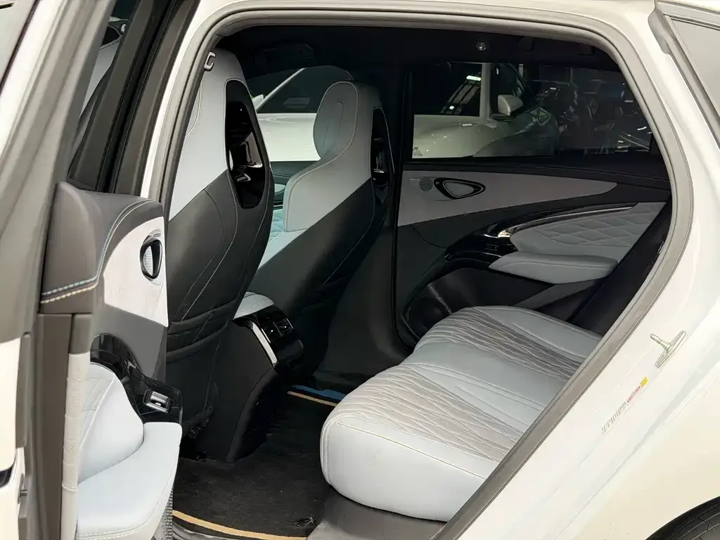 BYD Seal — фото 10