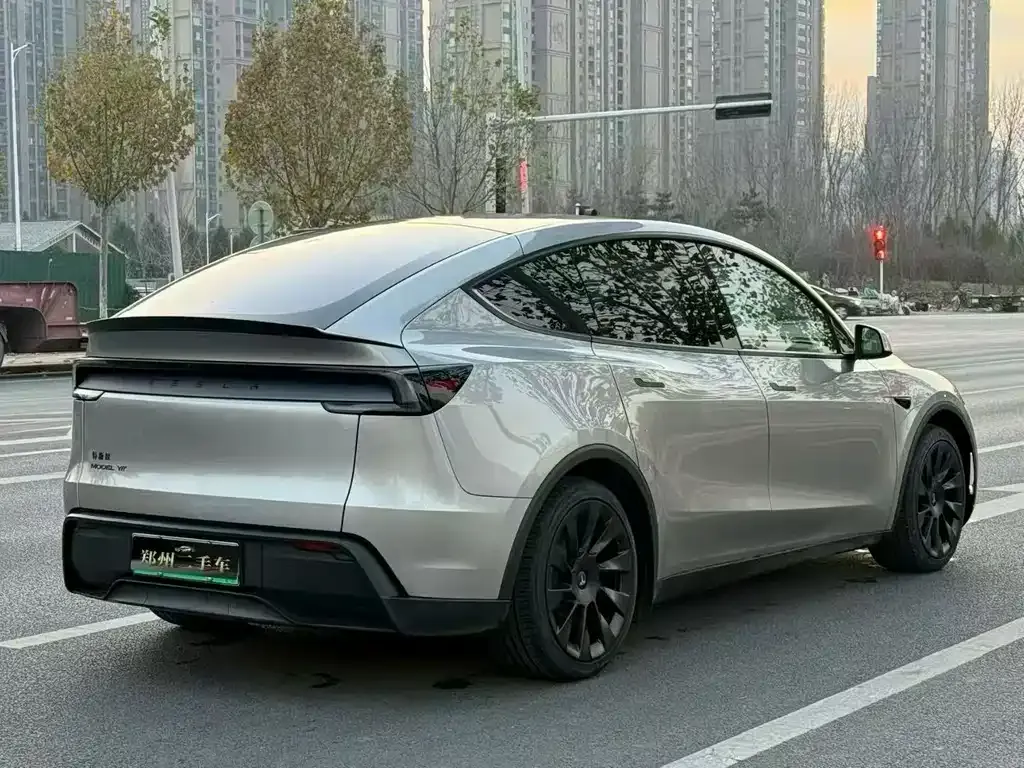 Tesla Model Y L — фото 9