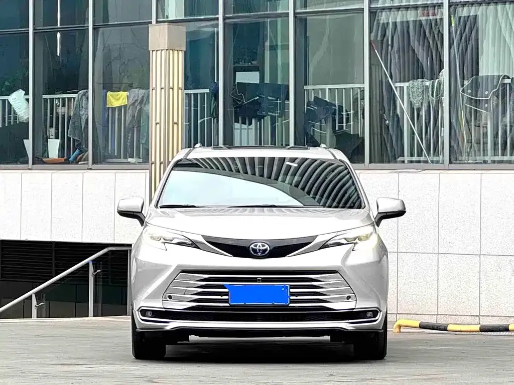 Toyota Sienna — фото 10