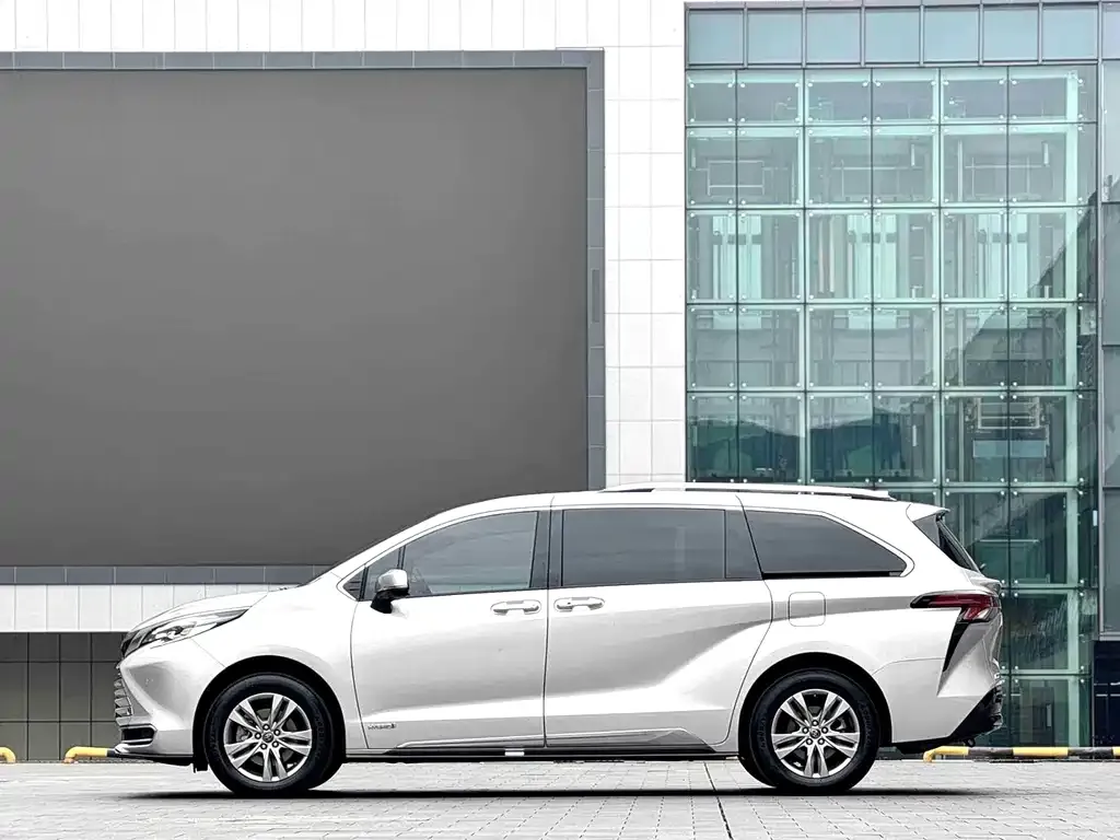 Toyota Sienna — фото 9