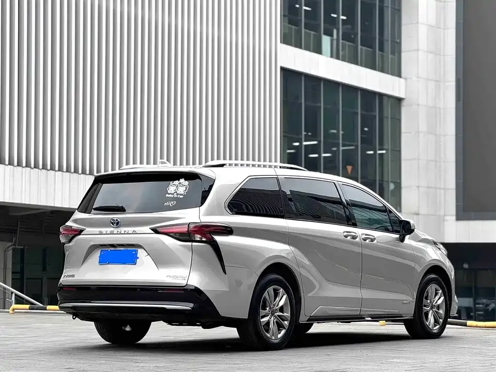 Toyota Sienna — фото 3