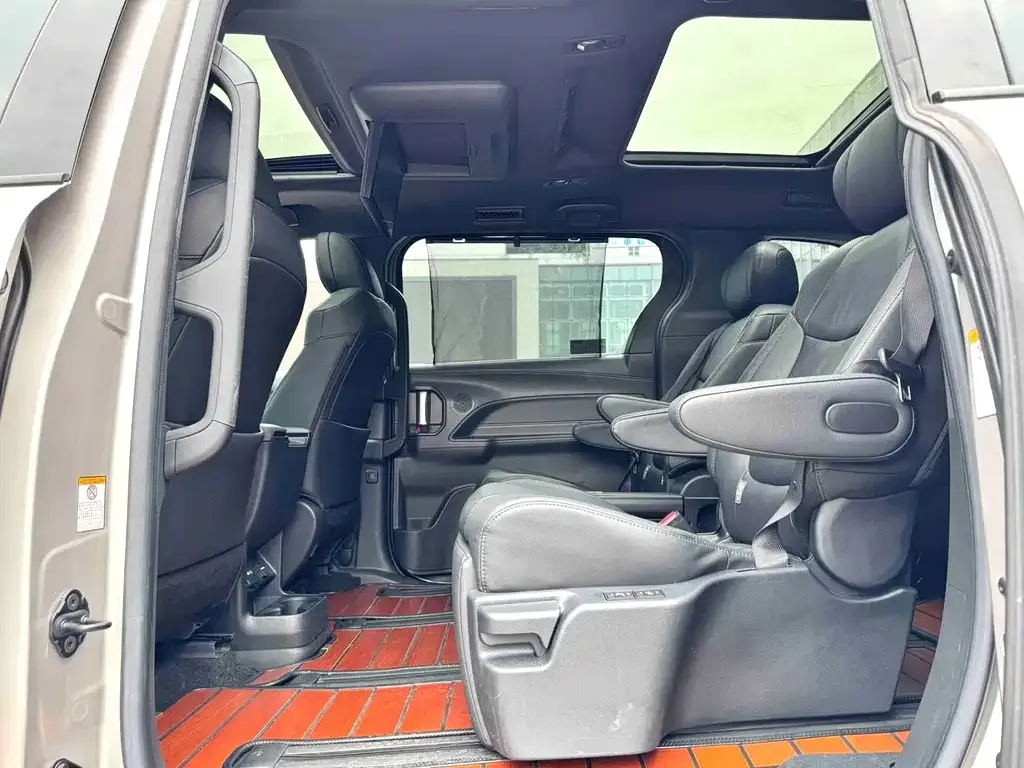 Toyota Sienna — фото 7
