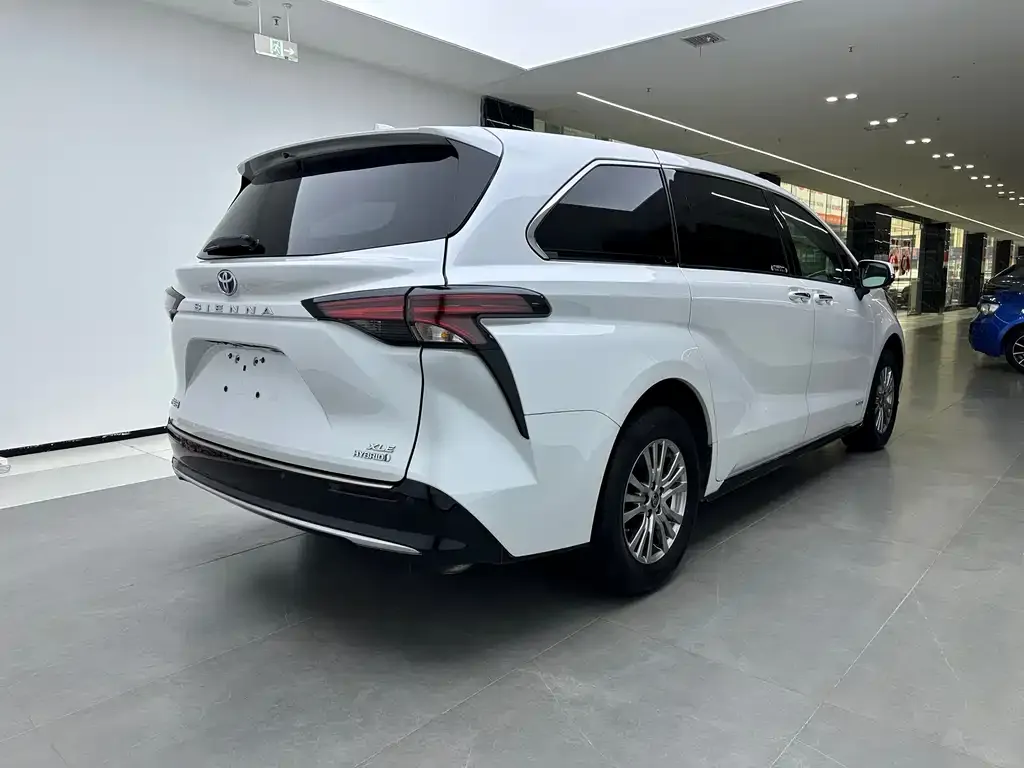 Toyota Sienna 2023 из CN, фото 4