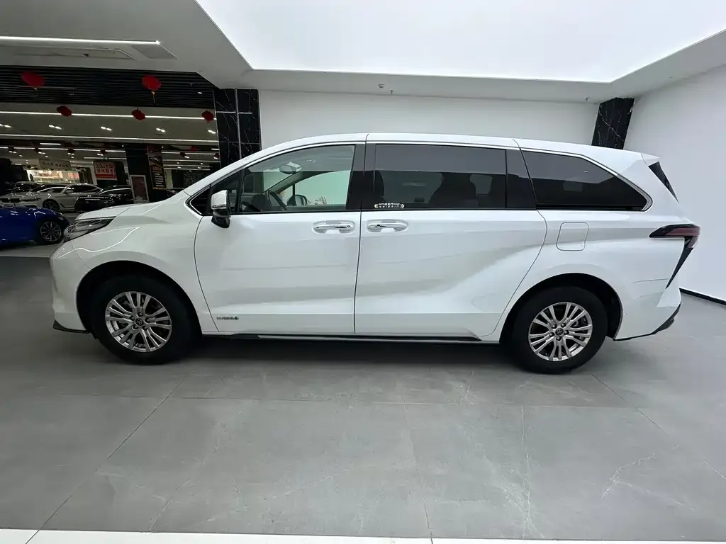 Toyota Sienna 2023 из CN, фото 2