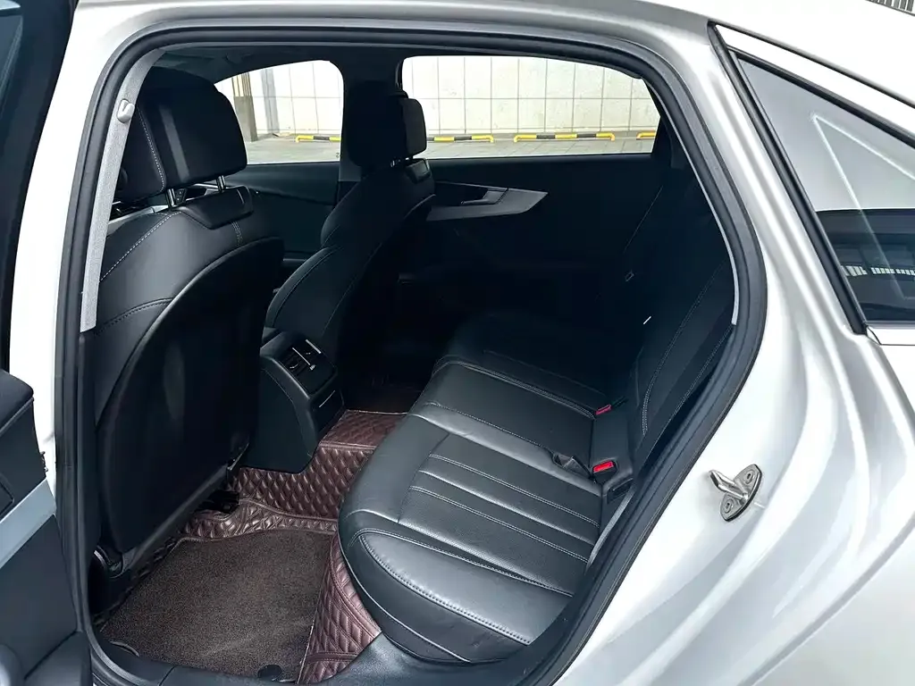 Audi A4L 2021 из CN, фото 6