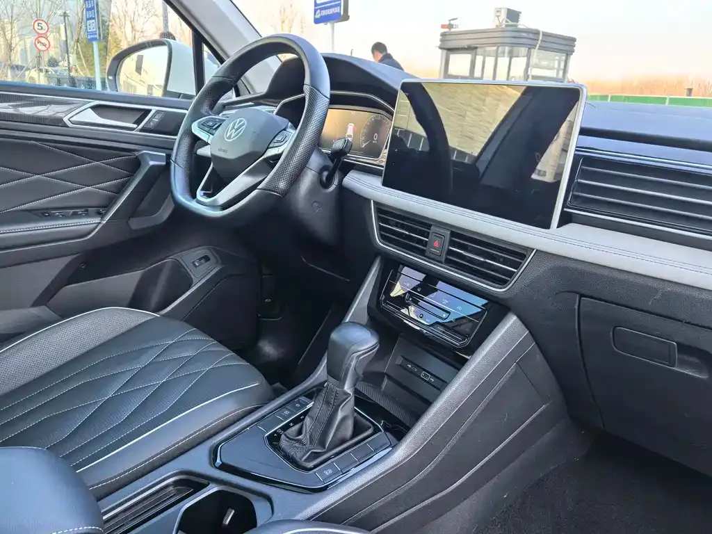Volkswagen Tiguan L — фото 2