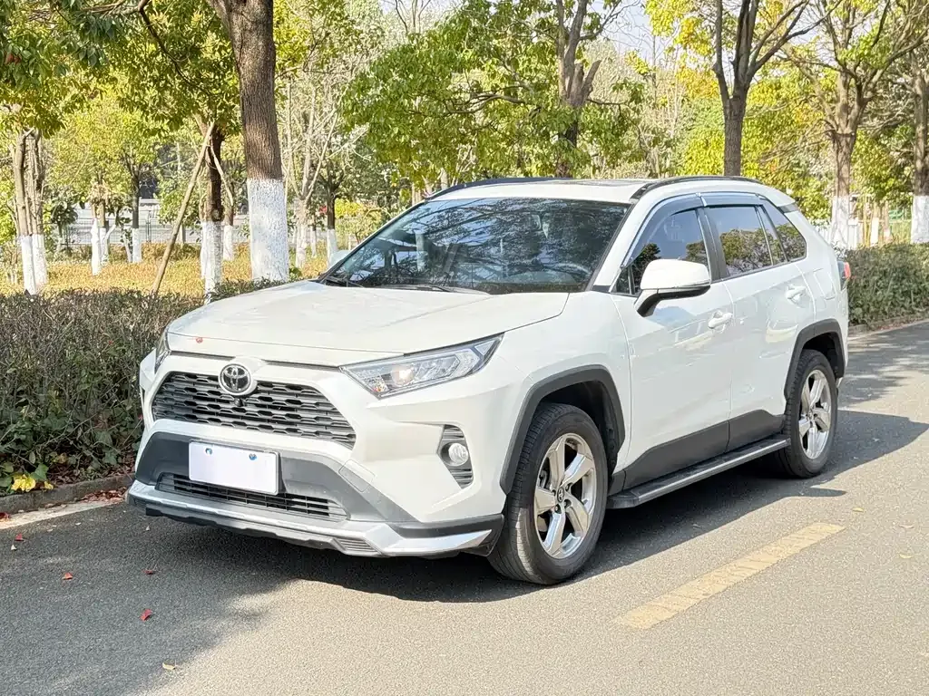 Toyota RAV4 — фото 1