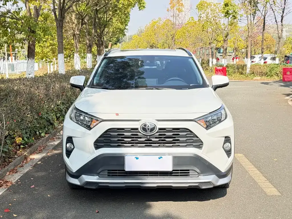 Toyota RAV4 — фото 7