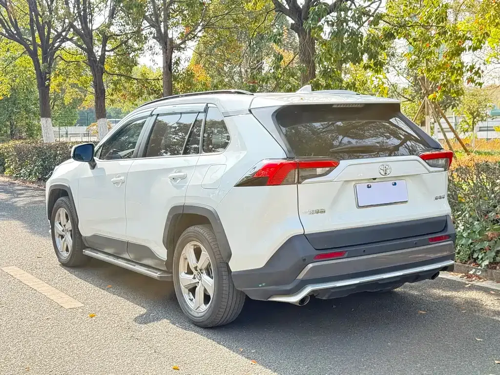 Toyota RAV4 — фото 4