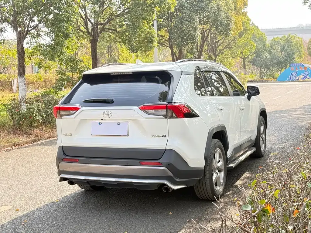 Toyota RAV4 — фото 5