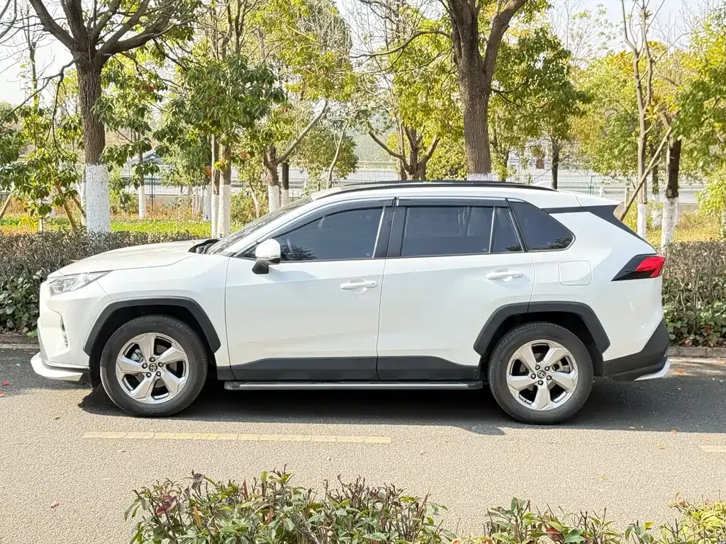 Toyota RAV4 — фото 6