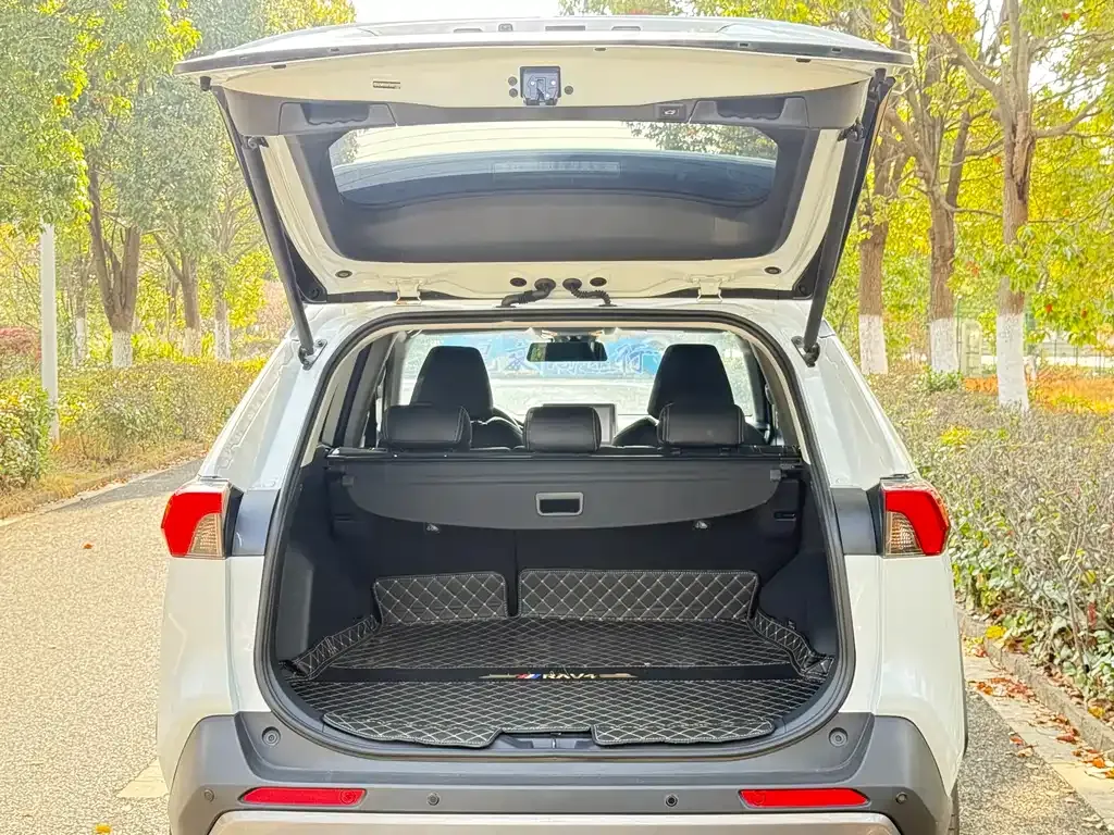 Toyota RAV4 — фото 10