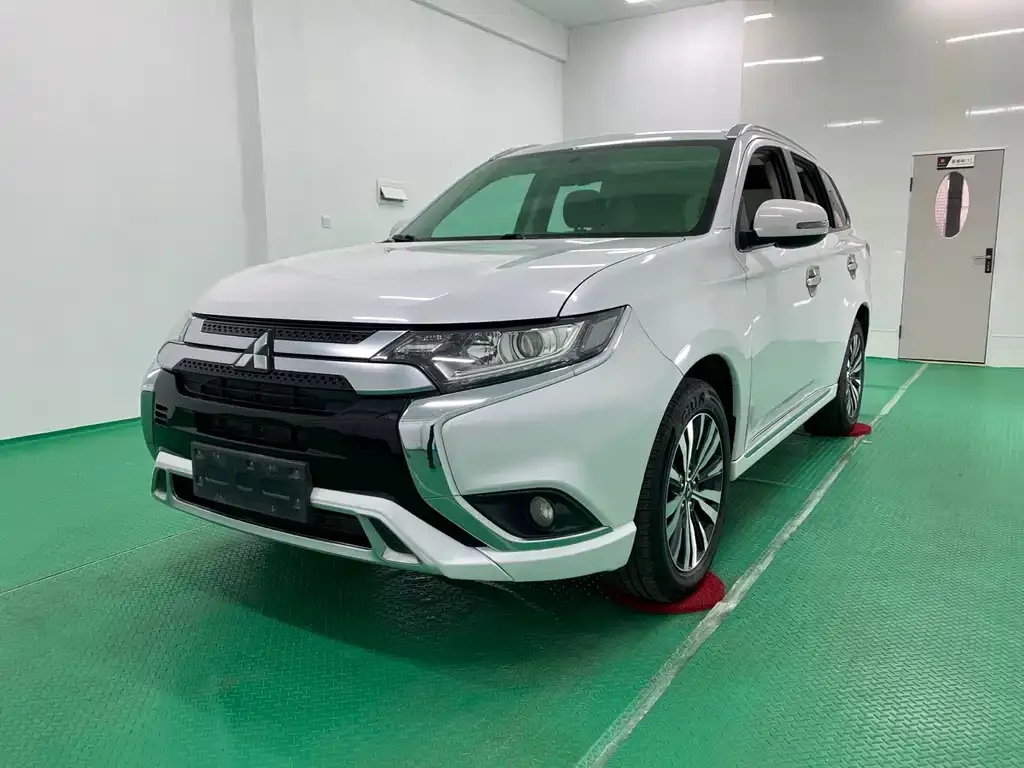 Mitsubishi Outlander — фото 1