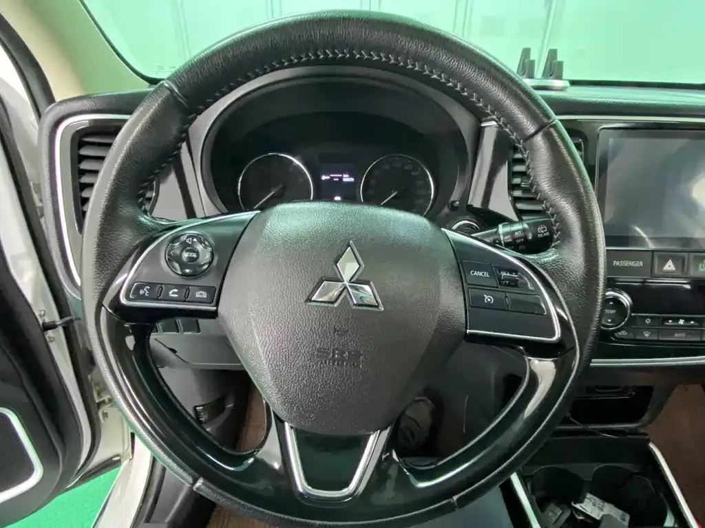 Mitsubishi Outlander — фото 9
