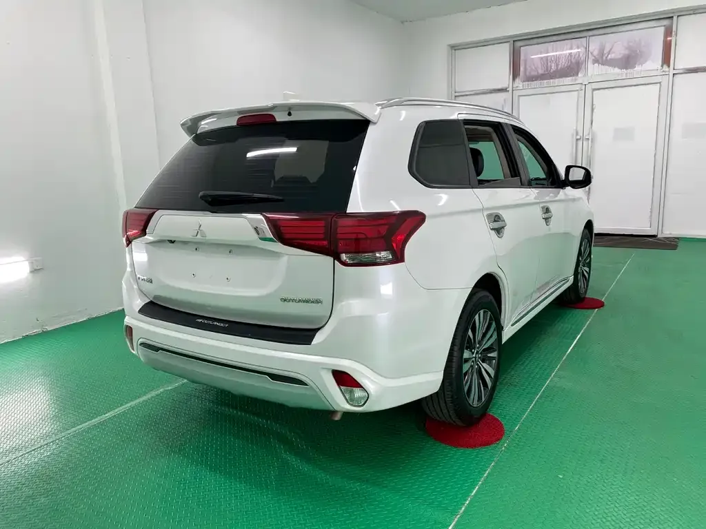 Mitsubishi Outlander — фото 6