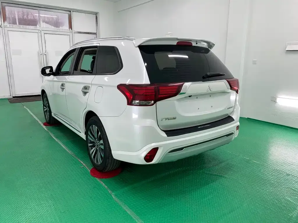 Mitsubishi Outlander — фото 7