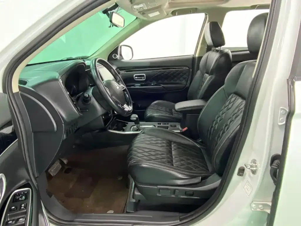 Mitsubishi Outlander — фото 10