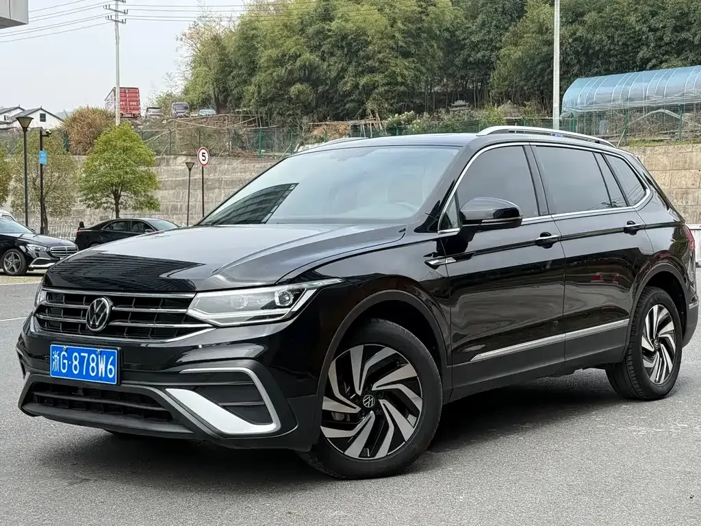 Volkswagen Tiguan L — фото 1