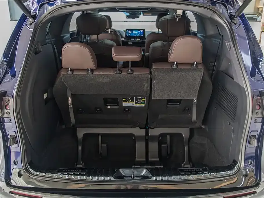 Toyota Sienna — фото 10