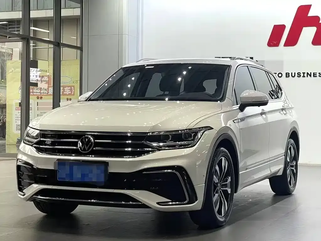 Volkswagen Tiguan L — фото 1