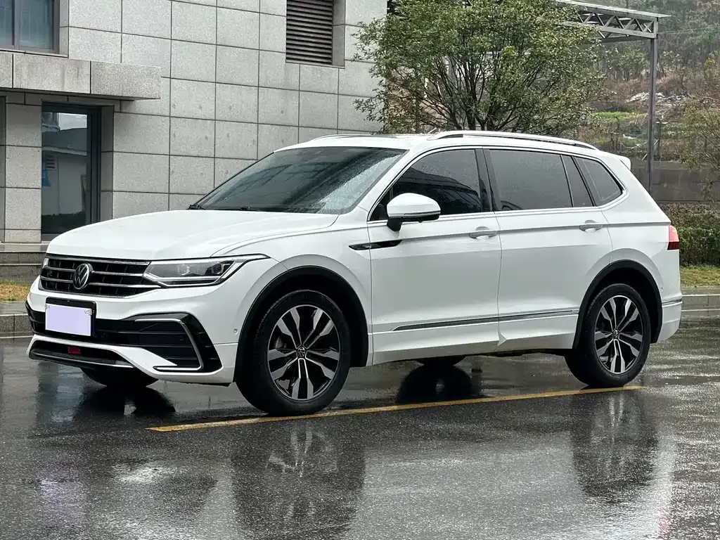 Volkswagen Tiguan L — фото 1