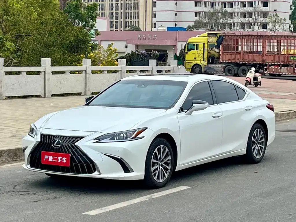 Lexus ES — фото 1