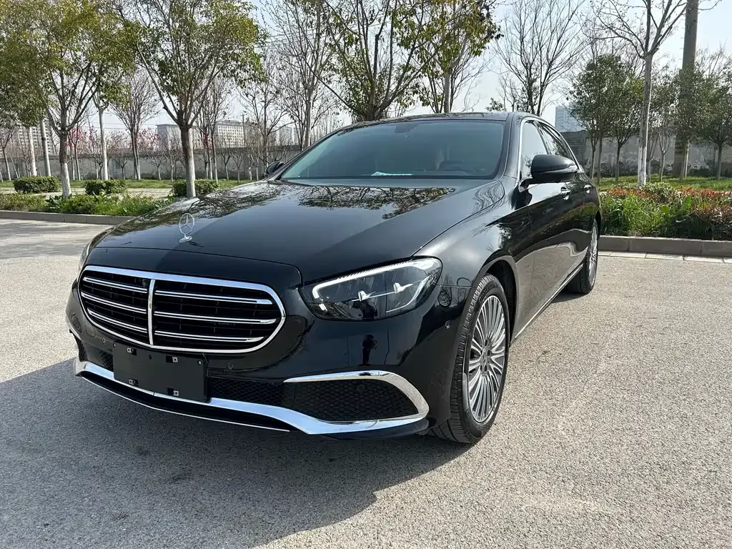 Mercedes-Benz E-Class — фото 1