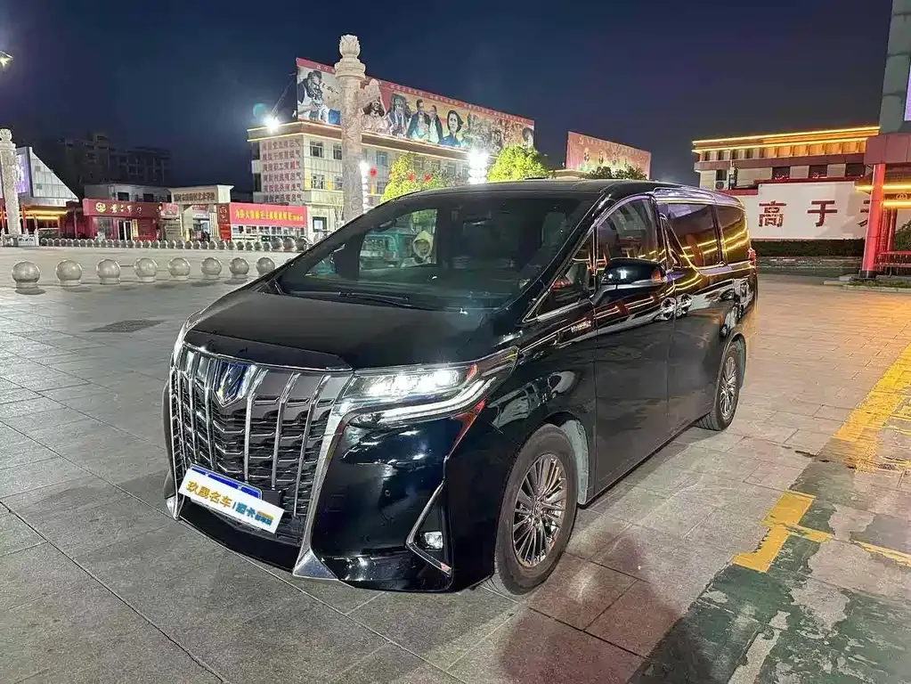 Toyota Alphard — фото 1