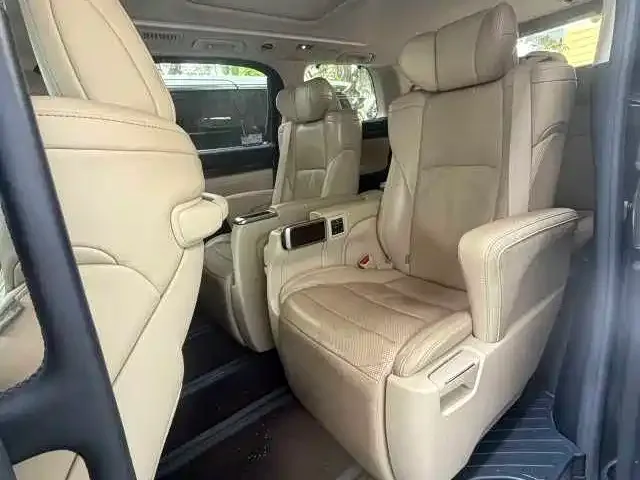 Toyota Alphard — фото 2