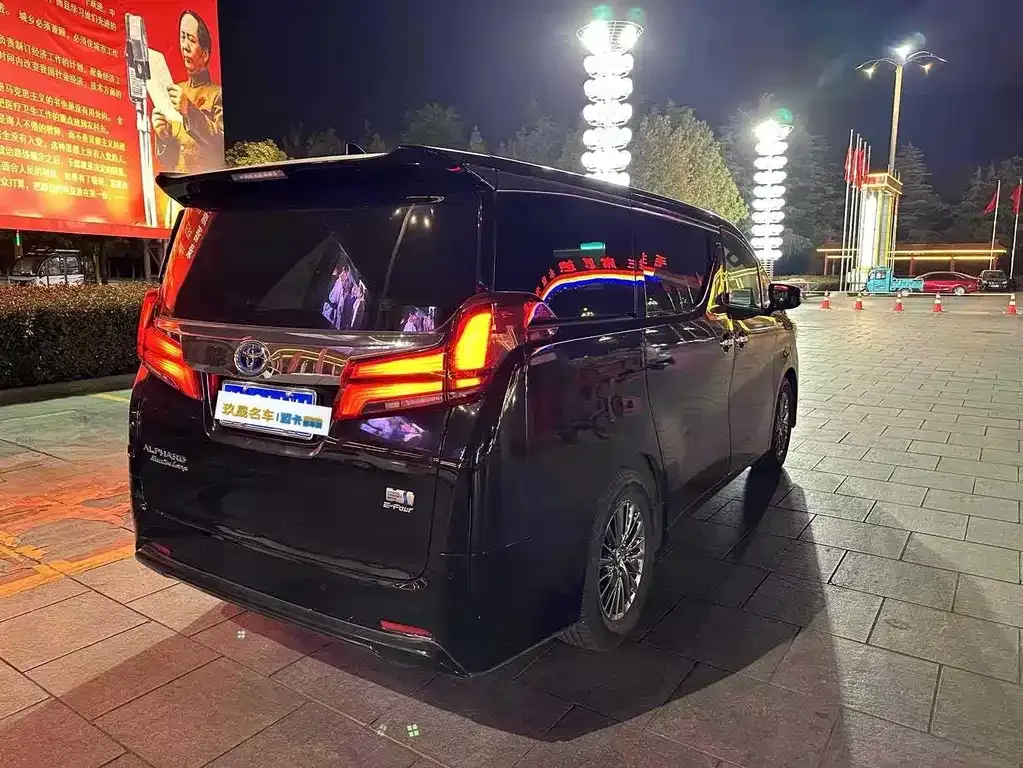 Toyota Alphard — фото 4