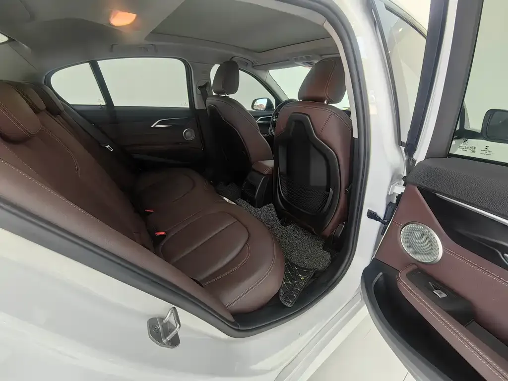 BMW 1 Series 2021 из CN, фото 9