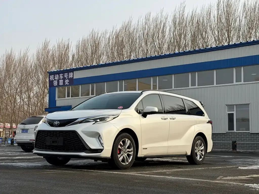 Toyota Sienna 2024 из CN, фото 1