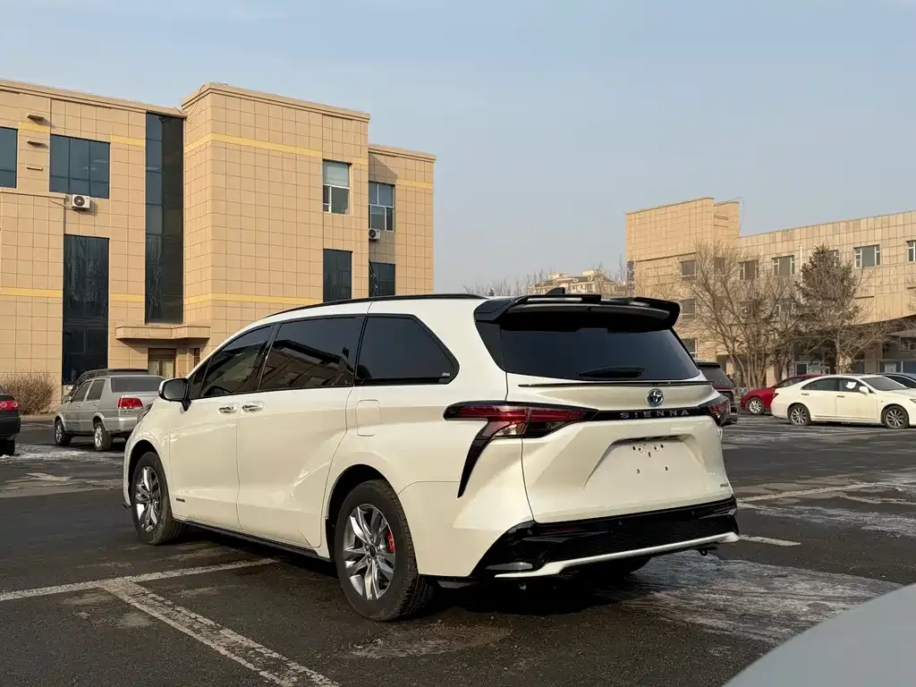 Toyota Sienna 2024 из CN, фото 2