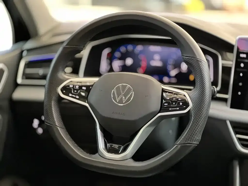 Volkswagen Tiguan L — фото 2
