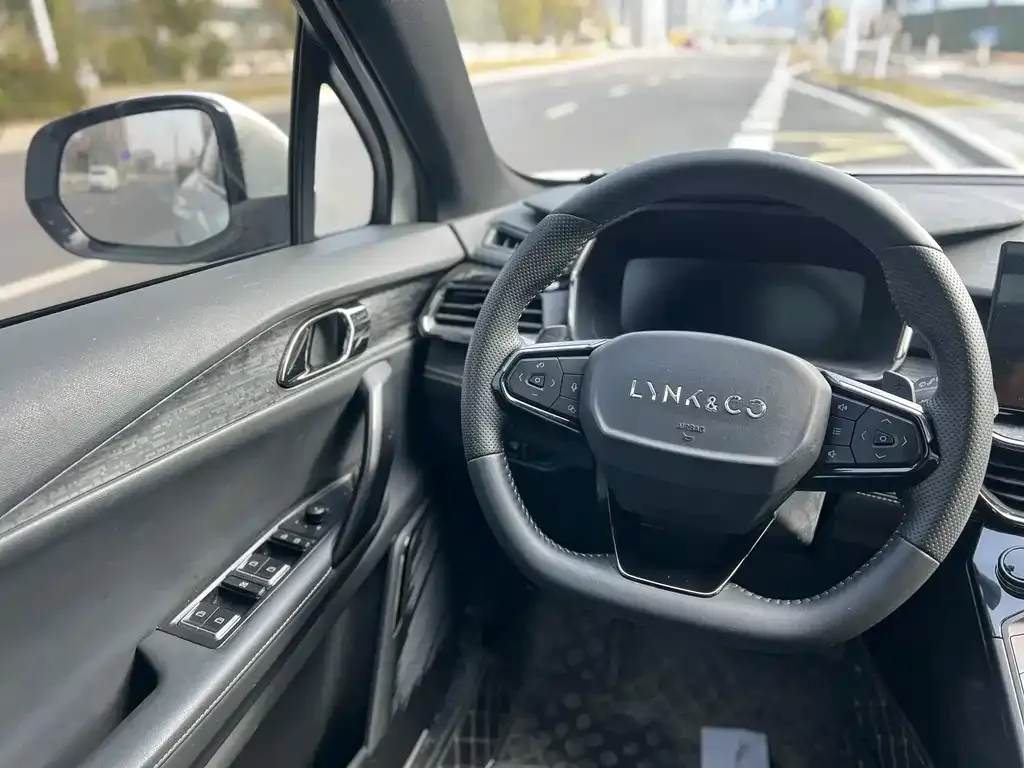 Lynk & Co 06 — фото 8