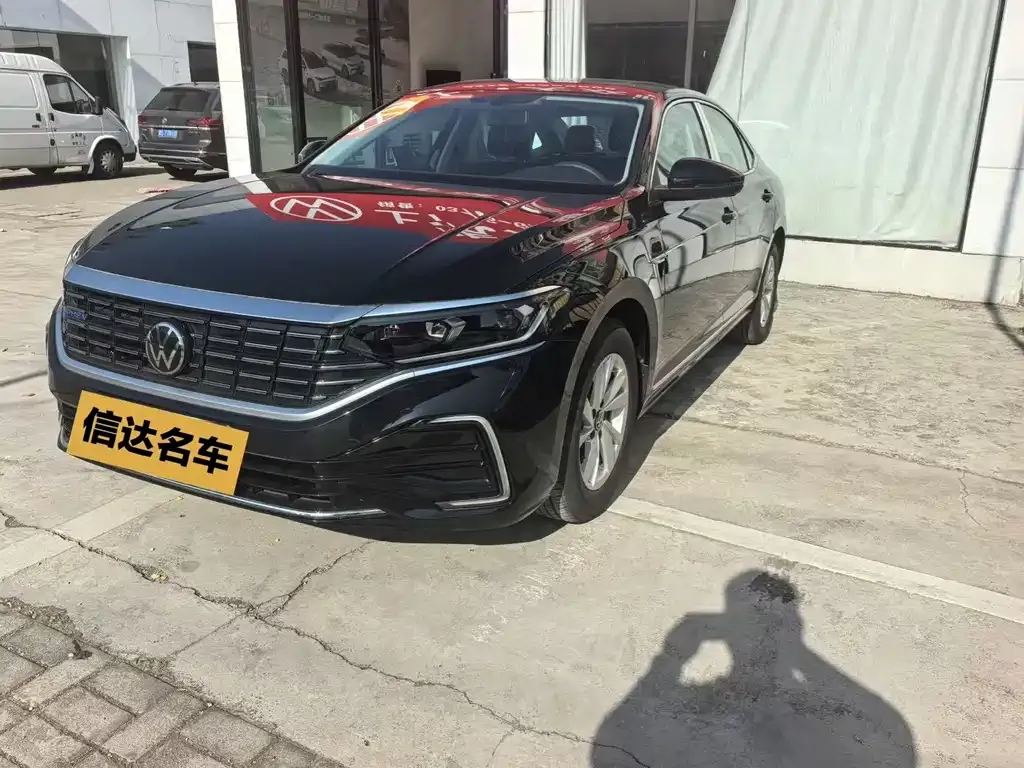 Volkswagen Passat New Energy — фото 1