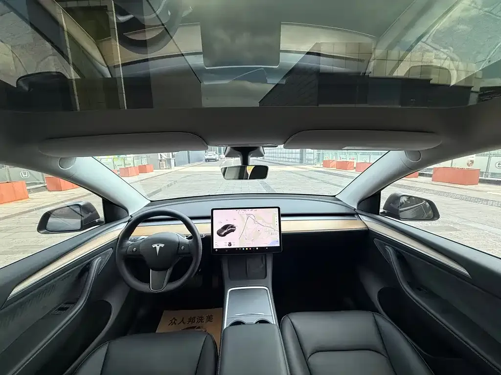 Tesla Model Y — фото 10