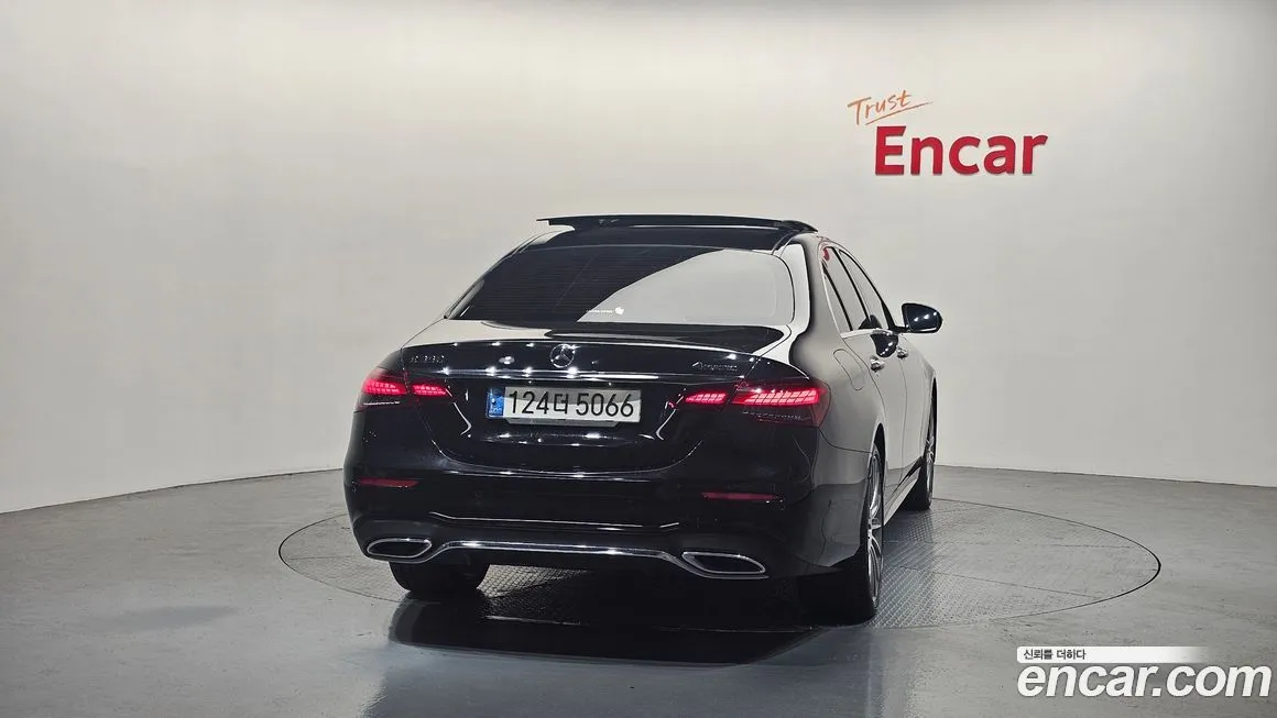 Mercedes-Benz E-Class — фото 4