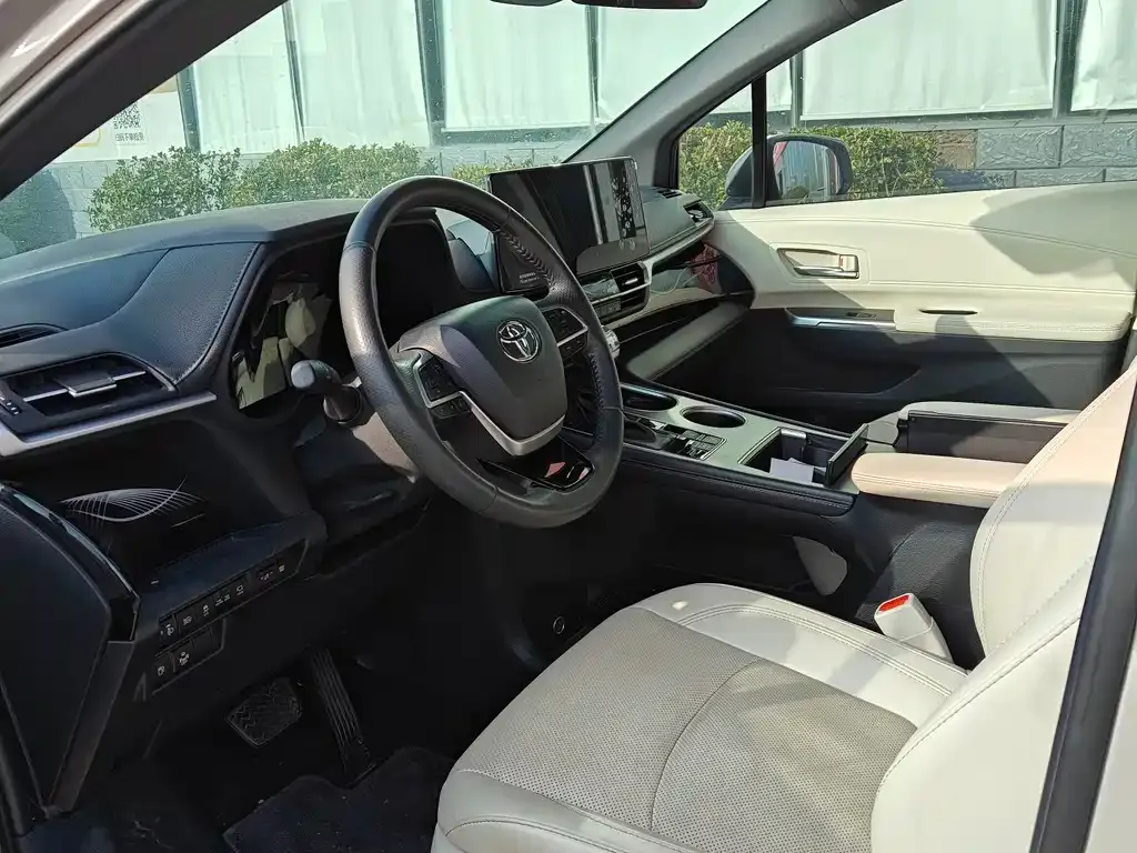 Toyota Sienna 2025 из CN, фото 2