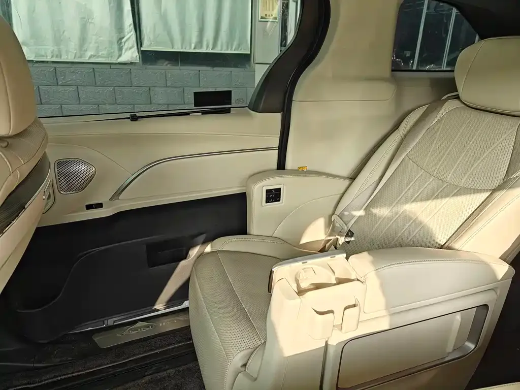 Toyota Sienna 2025 из CN, фото 3