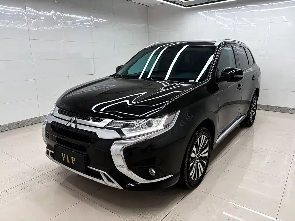 Mitsubishi Outlander — фото 1
