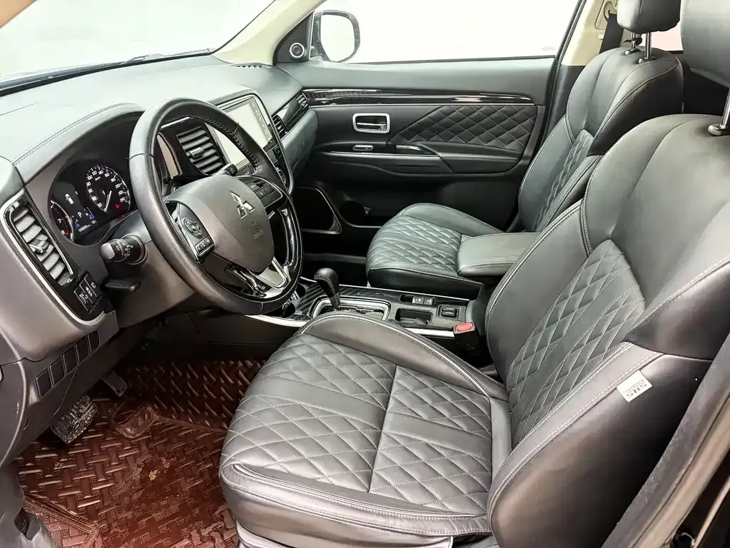 Mitsubishi Outlander — фото 10