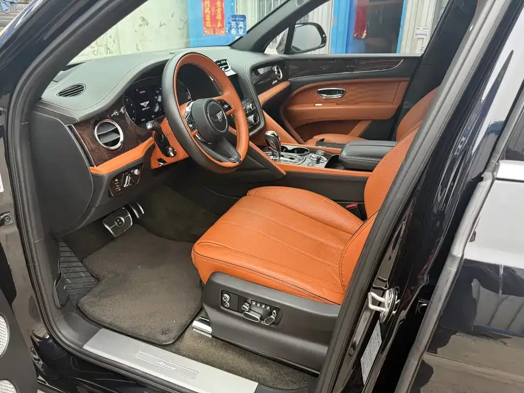 Bentley Bentayga 2024 из CN, фото 2