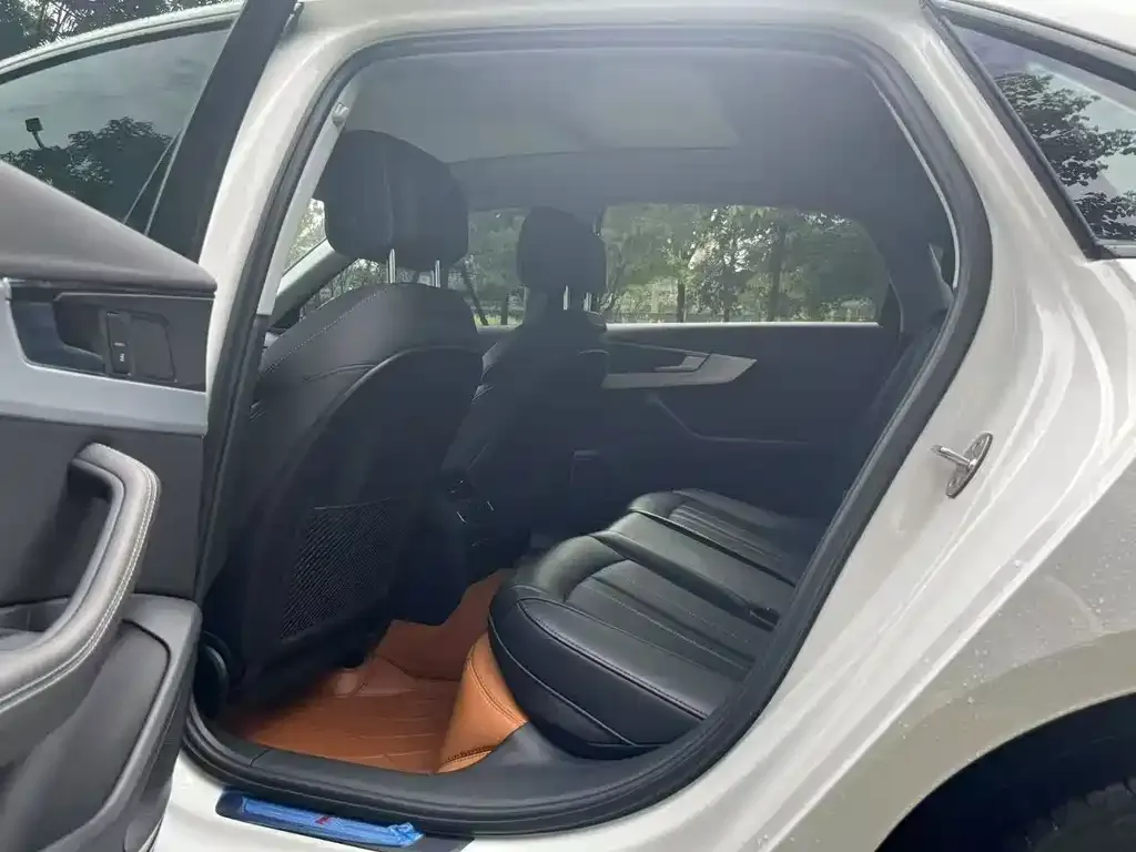 Audi A4L 2023 из CN, фото 2