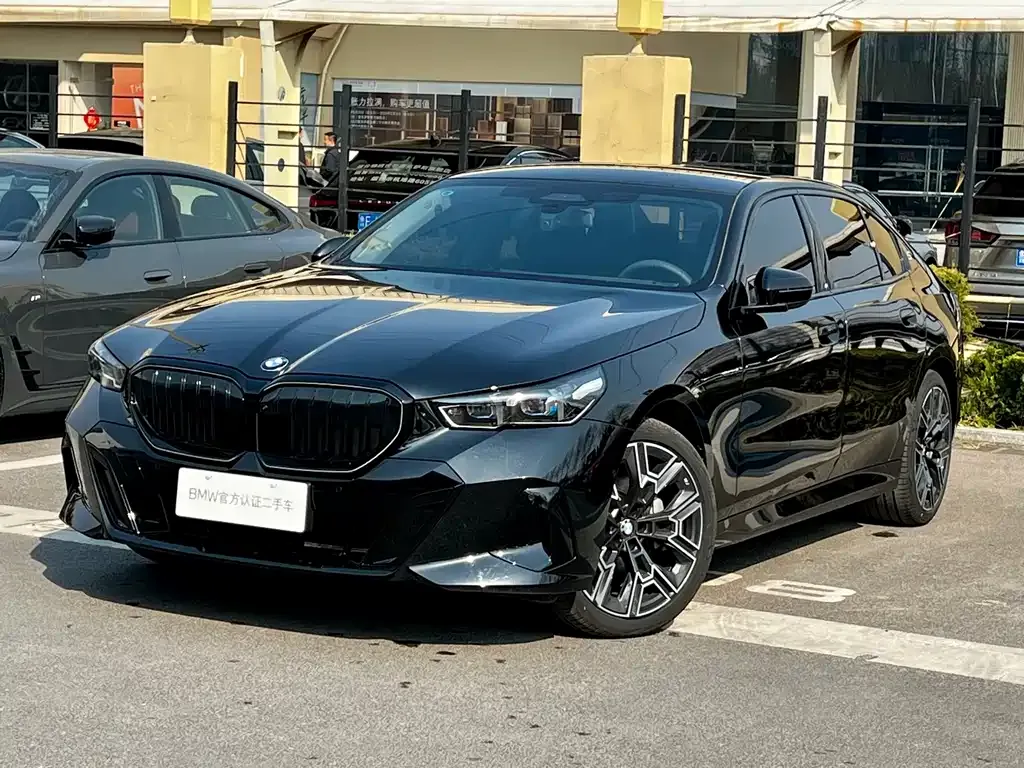 BMW 5 Series — фото 1