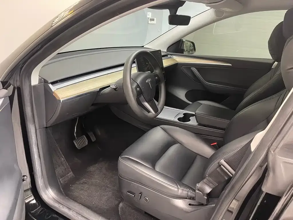 Tesla Model Y — фото 10