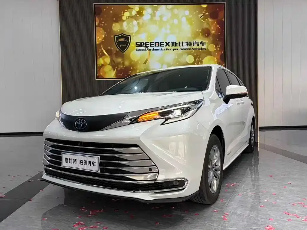 Toyota Sienna 2024 из CN, фото 1