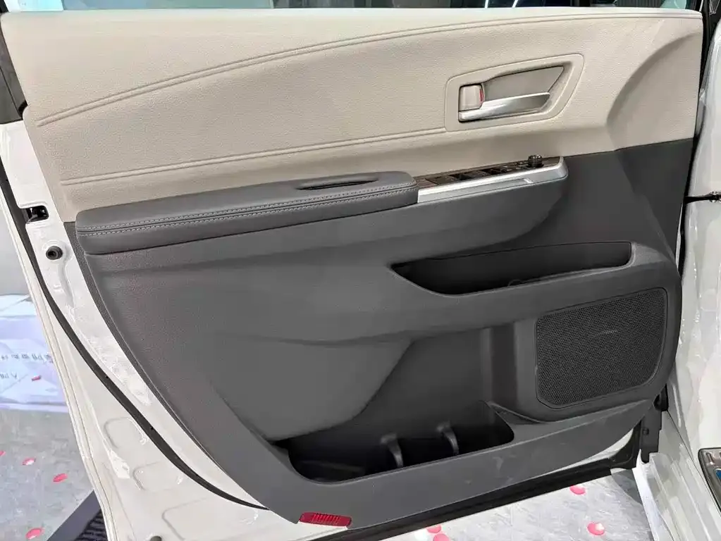 Toyota Sienna 2024 из CN, фото 2