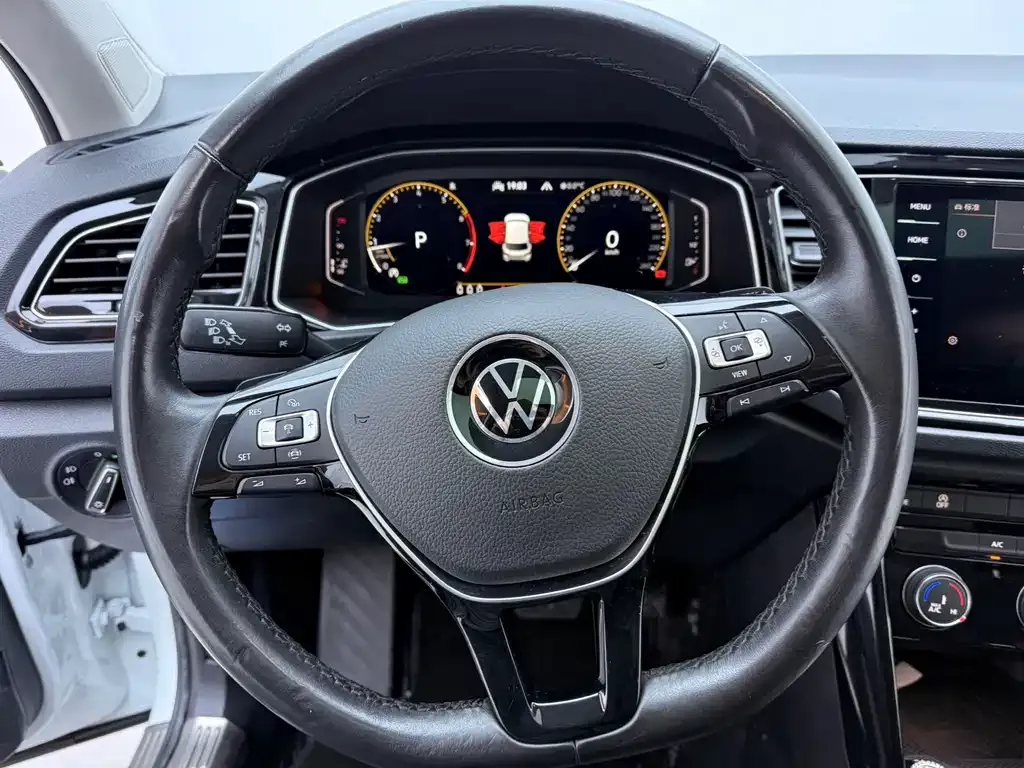 Volkswagen T-Roc — фото 8